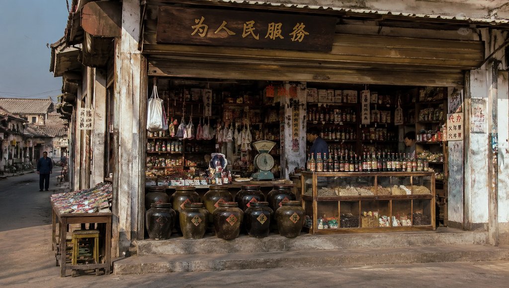 复古副食店,酱油大缸与散装柜陈列,怀旧写实风格