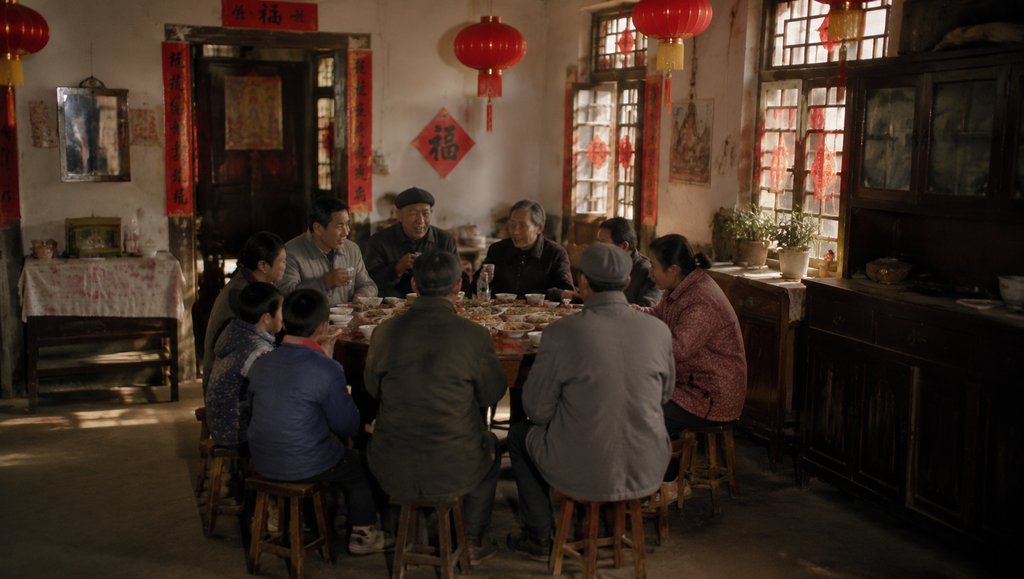一家人围坐餐桌吃年夜饭,满桌菜肴,贴春联挂灯笼,怀旧写实风格室内场景