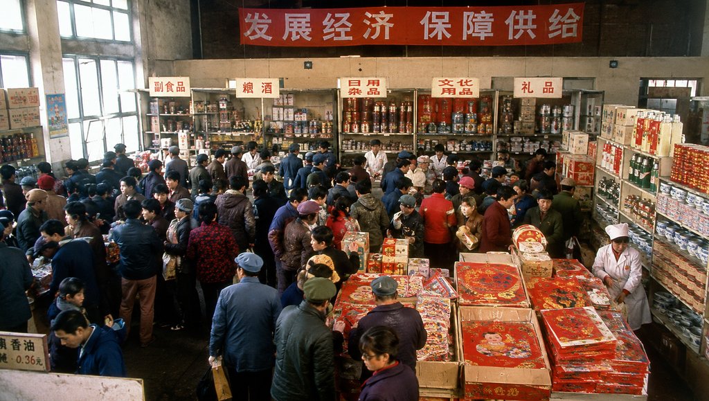 供销社春节抢购场景,人群拥挤,年货堆满柜台,怀旧写实风格