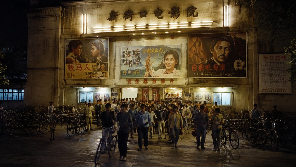 夜晚电影院门口,人群散场,自行车停放,墙上挂满老电影海报,灯光昏黄,怀旧写实风格