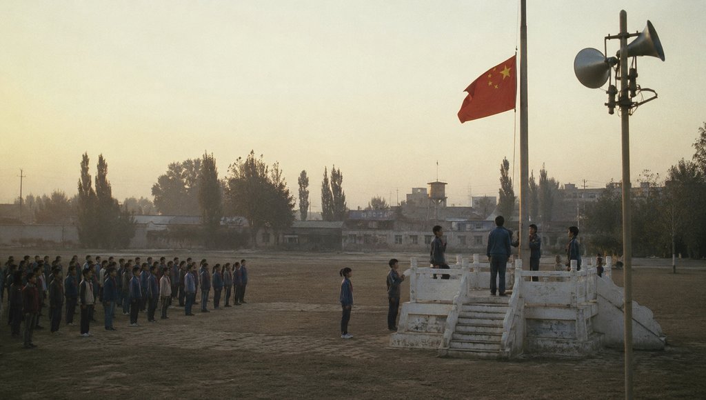 学校升旗仪式,学生列队敬礼,红旗飘扬,年代怀旧写实风格