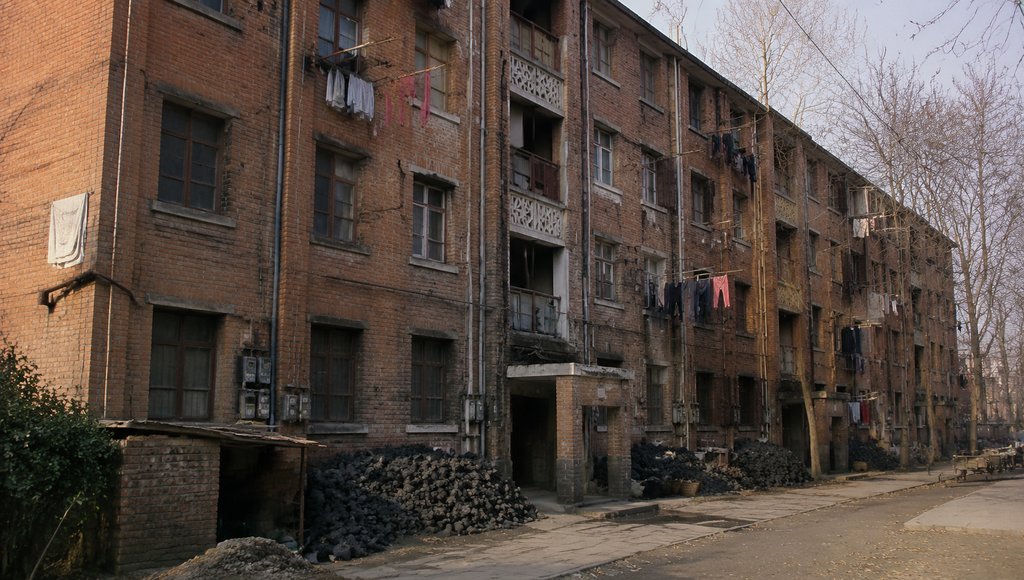 红砖筒子楼外景，统一窗户，外挂晾衣，年代感怀旧写实建筑