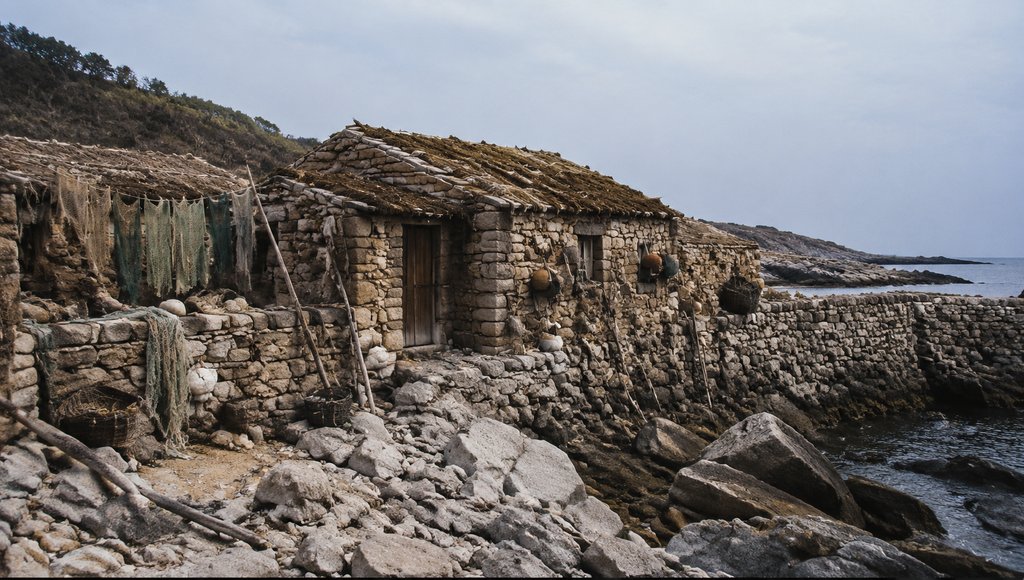 海边渔村石屋，海草屋顶，石墙结构，悬挂渔网，年代感写实建筑
