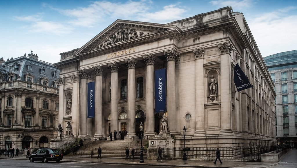 古典风格拍卖行大楼,宏伟立柱与台阶,Sotheby's标志醒目,写实建筑细节