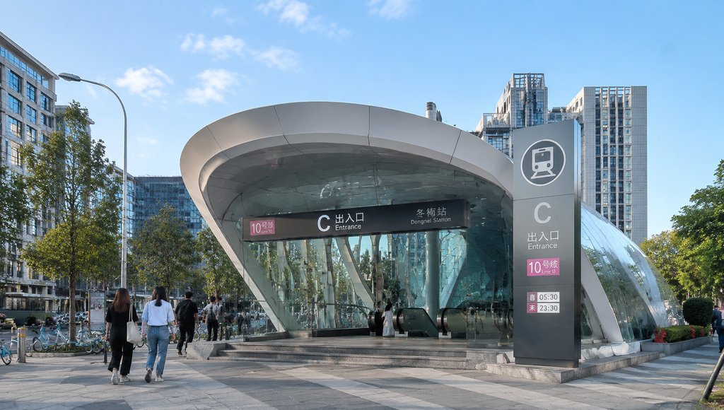 现代地铁站C出入口，流线型玻璃穹顶设计，行人穿梭，都市写实风格
