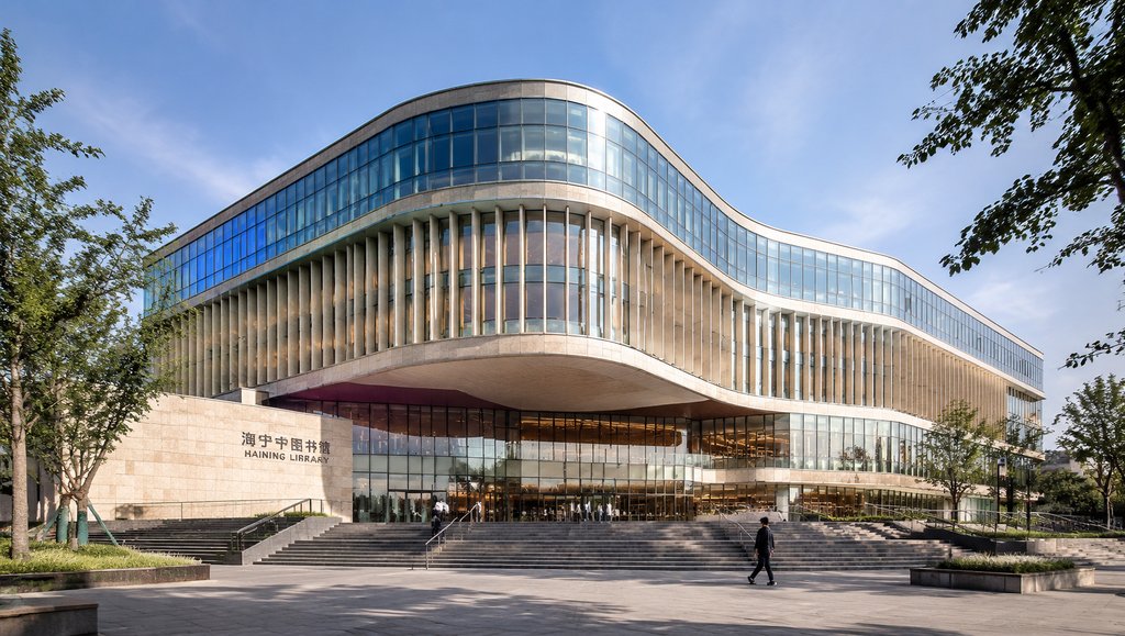 现代图书馆建筑，流线型玻璃幕墙，台阶入口，都市写实风格