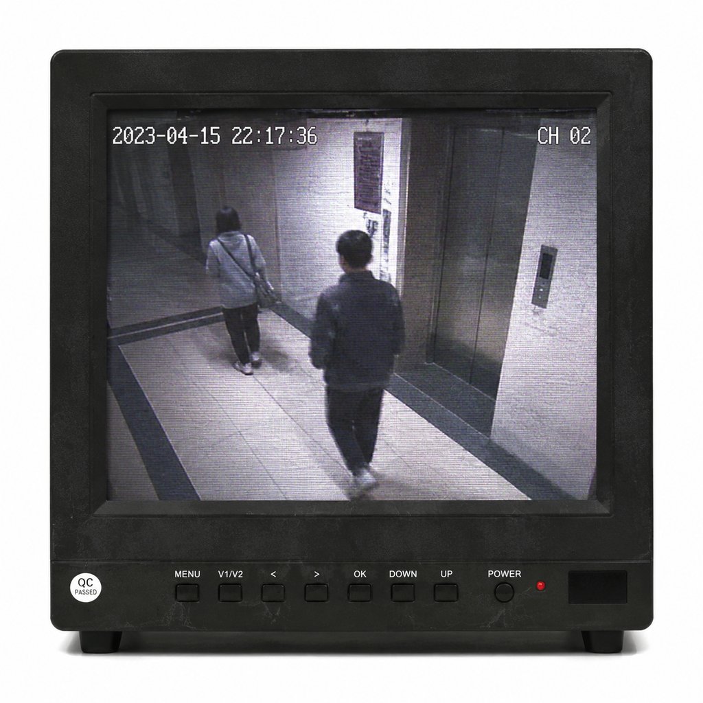 监控屏幕显示走廊中两人行走，时间戳2023-04-15 22:17:36，画面模糊，写实风格