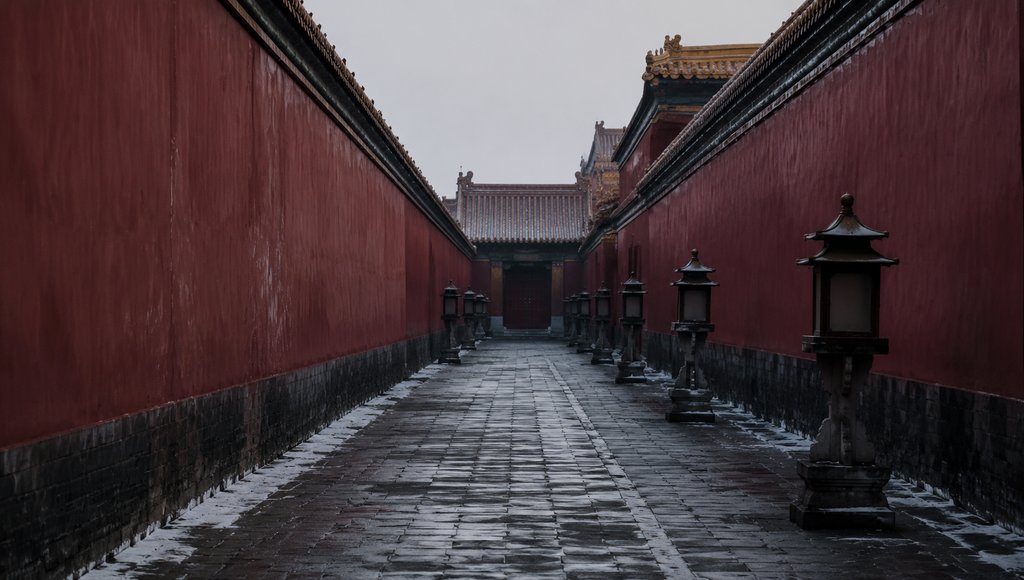 古装宫廷冷巷，高耸红墙夹道，青石路两侧宫灯林立，雪迹斑斑，写实风格