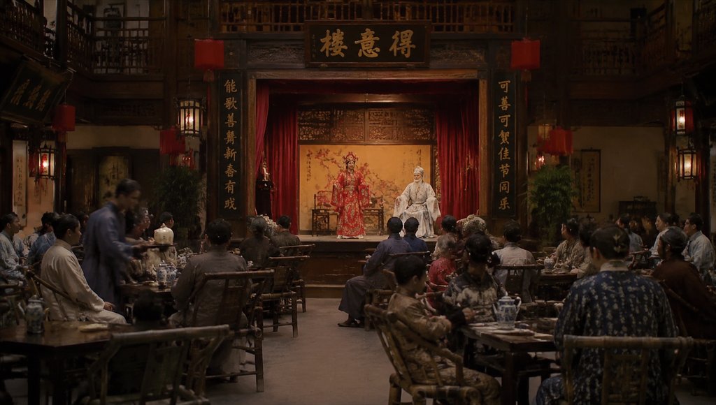 古装茶楼戏台场景,演员身着戏装表演,观众围坐茶桌观看,红帘楹联点缀,写实风格