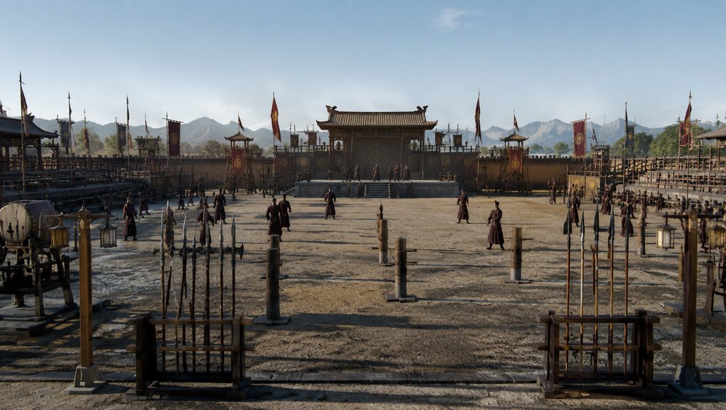 古装宫廷演武场,士兵列队训练,旌旗飘扬,兵器架与练武桩整齐排列,写实风格