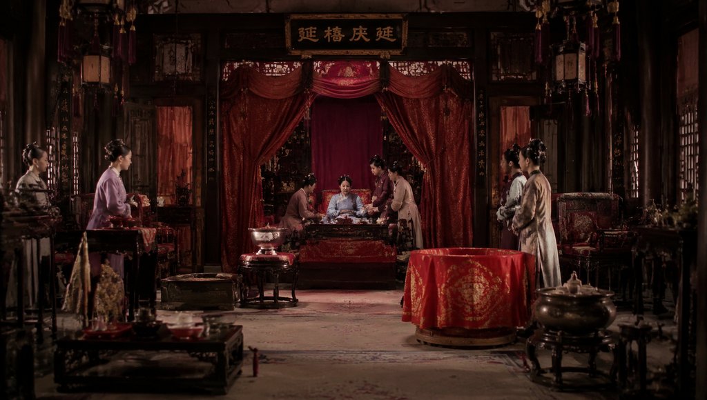 古装宫廷产房场景,暖帐床榻,稳婆侍候妃嫔生产,红布热水,写实风格