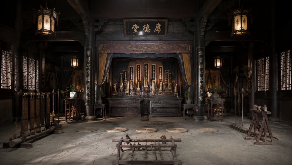 古代世家祠堂内景，祖宗牌位高悬，家法刑具陈列，跪垫整齐，写实古装场景