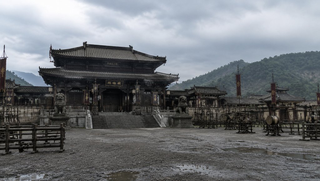 古装将军府建筑,肃整门楼,演武场旌旗飘扬,写实风格