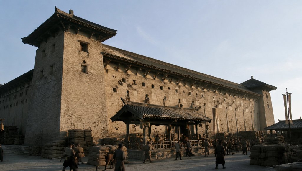 古代皇家粮仓,高大砖墙建筑,气窗排列,古装人物活动,写实风格